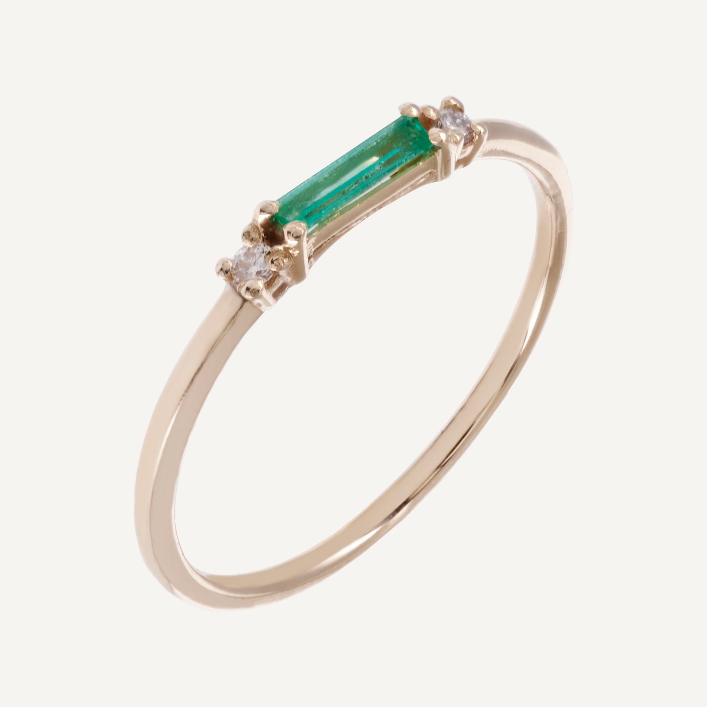ANILLO ESMERALDA BAGUETTE Y DIAMANTES REDONDOS EN ORO 18K