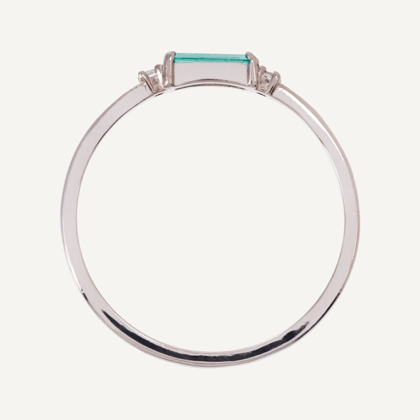 ANILLO ESMERALDA BAGUETTE Y DIAMANTES REDONDOS EN ORO 18K