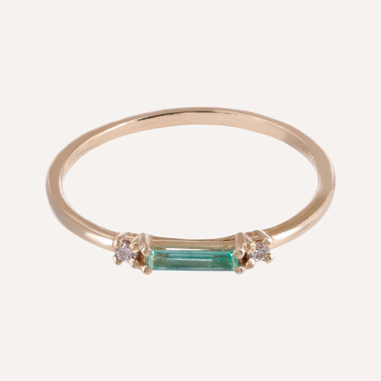 ANILLO ESMERALDA BAGUETTE Y DIAMANTES REDONDOS EN ORO 18K