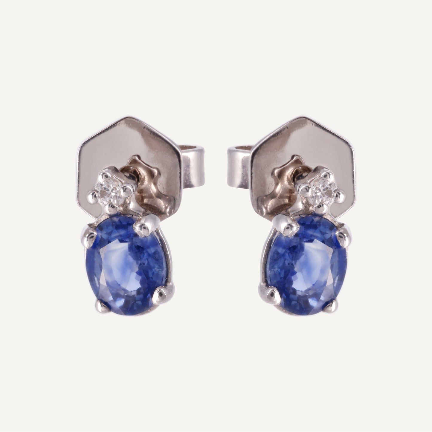 ARETE ZAFIRO OVALADO Y DIAMANTE REDONDO ORO 18K