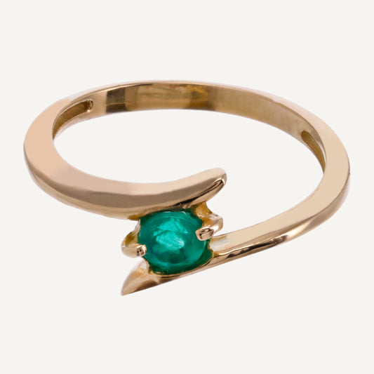 ANILLO CUCHILLA ESMERALDA REDONDA EN ORO AMARILLO 18K